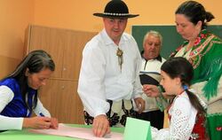 Wähler in traditioneller Tracht geben ihre Stimme in Zakopane ab.