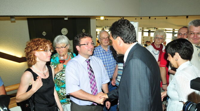 Ein Treffen auf dem Treppenabsatz im Rathaus-Foyer: Michael Bulander (links mit Frau Lioba) hat die Wahl in Mössingen deutlich g Ein Treffen auf dem Treppenabsatz im Rathaus-Foyer: Michael Bulander (links mit Frau Lioba) hat die Wahl in Mössingen deutlich g