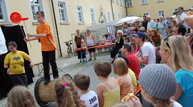 So viel zu sehen und zu erleben: Mittagsvorstellung des Zirkus Kuletti im Klosterhof beim Mariaberger Tag 2010.