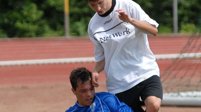 Am Boden: Anil Durmaz (hier im Duell mit dem Balinger Andre Binanzer) und die A-Junioren des VfL Pfullingen.