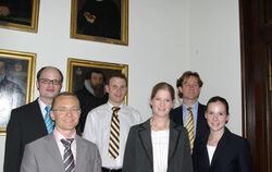 In der Uni Tübingen ausgezeichnet: Hans-Georg Kopp (vordere Reihe von links), Susanne Schmidt und Julia Kansy sowie Patrick Roth