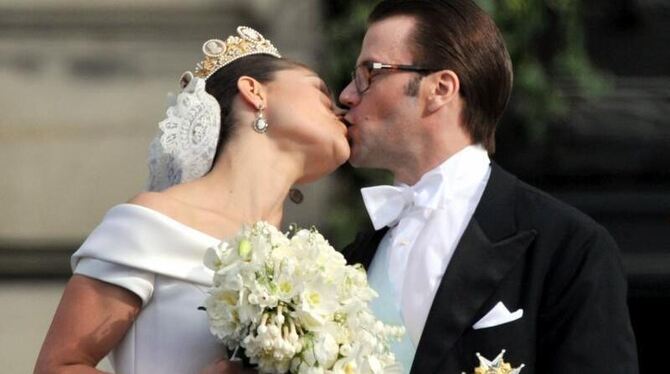 Prinzessin Victoria und Prinz Daniel küssen sich nach ihrer Hochzeit. 