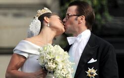 Prinzessin Victoria und Prinz Daniel küssen sich nach ihrer Hochzeit. 