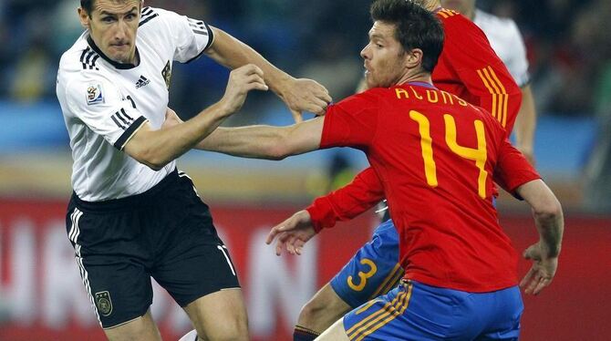 Miroslav Klose im Zweikampf mit Spaniens Xabi Alonso.