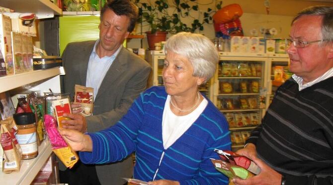 Martin Stark, Regine Siegel und Helmut Schmälzle (von links) machen aus Überzeugung Werbung für fairen Handel. GEA-FOTO: SAUTTER