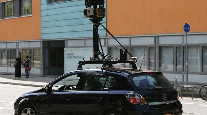 Der Suchmaschinen-Gigant Google filmt seit Monaten für seinen Internetdienst Street View bundesweit Häuser und Straßen ab. Der Suchmaschinen-Gigant Google filmt seit Monaten für seinen Internetdienst Street View bundesweit Häuser und Straßen ab.
