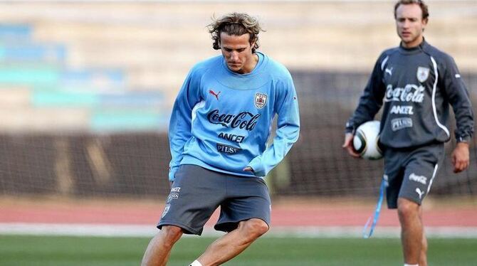 Uruguays Star Diego Forlan beim Training in Port Elizabeth.