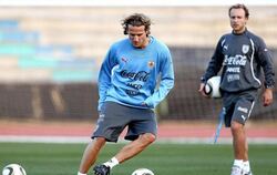 Uruguays Star Diego Forlan beim Training in Port Elizabeth.