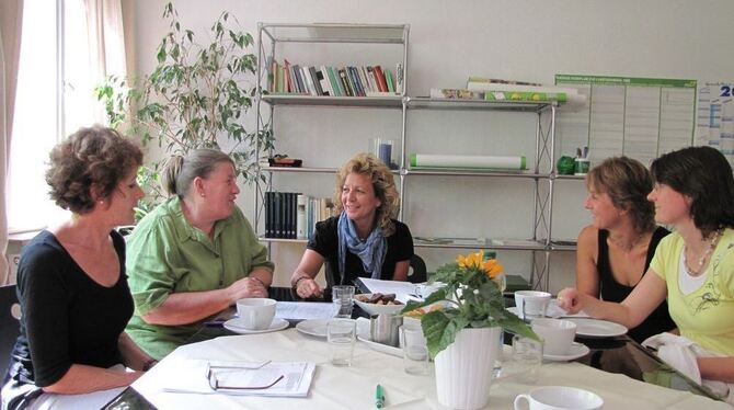 Informationsaustausch mit freien Hebammen (von links): Christine Landgraf, Stillbeauftragte, Birgit Maurer, Vorsitzende des Reut Informationsaustausch mit freien Hebammen (von links): Christine Landgraf, Stillbeauftragte, Birgit Maurer, Vorsitzende des Reut