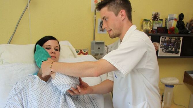 Der frischgebackene Altenpfleger Philip Hammer demonstriert an der Kollegin Ann-Kathrin Selig, wie mit dem unterstützten Waschen Der frischgebackene Altenpfleger Philip Hammer demonstriert an der Kollegin Ann-Kathrin Selig, wie mit dem unterstützten Waschen