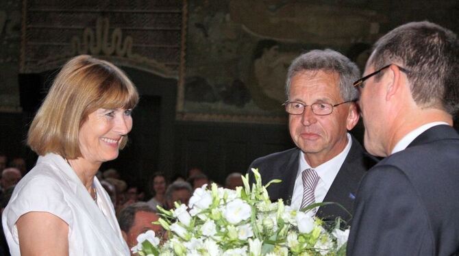Blumen für Lieselotte Wundt an der Seite ihres Mannes Hermann Wundt. RWT-Mitgeschäftsführer Stefan Götz hatte sie überreicht.  F