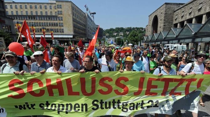Tausende protestieren in Stuttgart gegen das Milliarden-Bahnprojekt »Stuttgart 21«. FOTO: DPA