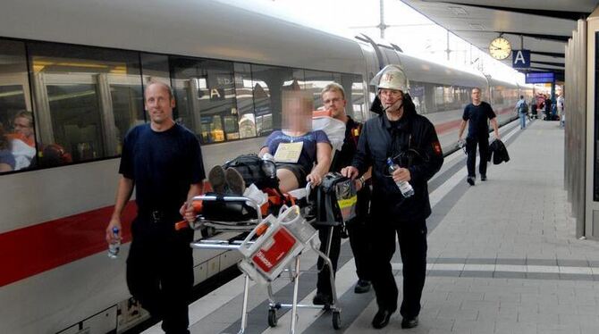 Dramatisches Ende einer Klassenfahrt: Rettungskräfte versorgen eine kollabierte Schülerin am Bahnhof in Bielefeld.