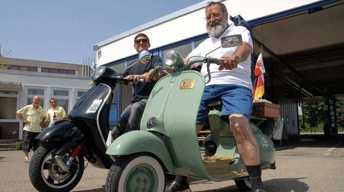 Zwei Vespa-Generationen: Links der im März 2010 gewählte Erste Vorsitzende Dirk Mezger auf der brandneuen Vespa Gts 300ie, Bauja