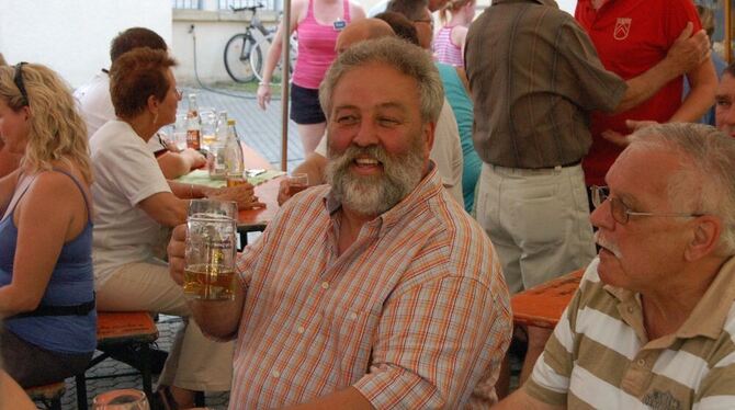 Zur Abkühlung ein schönes Bier für Horst Wagner. Foto: Petrat