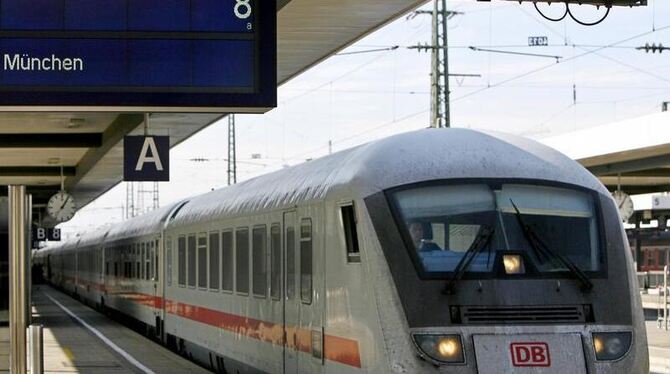 Ein IC steht im Nürnberger Hauptbahnhof.