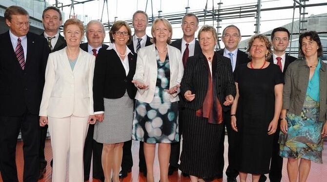 Die nordrhein-westfälische Ministerpräsidentin Hannelore Kraft (M) stellt ihr neues Landeskabinett vor. Die Ministerinnen und