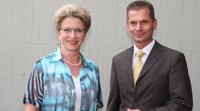 Oberbürgermeisterin Barbara Bosch mit Volker Schmidtke, dem frisch gekürten neuen Geschäftsführer der Stadthalle. FOTO: ANSTÄDT