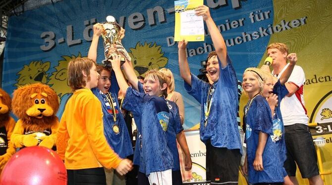 »Da ist das Ding!« Die Römerschanzschüler feiern ihren Titel mit Pokal und Urkunde. FOTO: EIBNER
