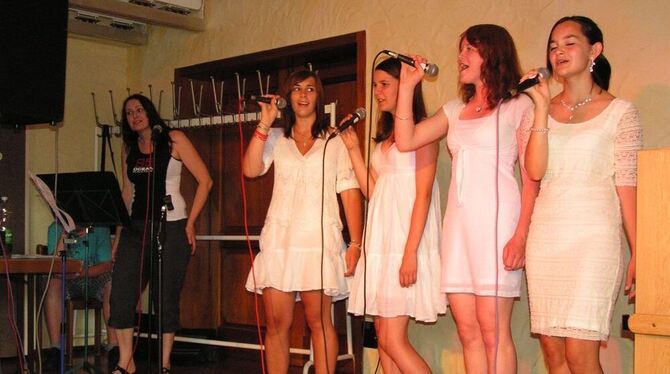 Sie singen »Amazing« von »Westlife« - die Instrumental-AG der Graf-Eberhard-Realschule: (von links) Gesangslehrerin an der Musik