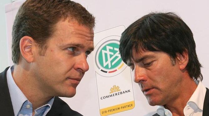 Fußball-Bundestrainer Joachim Löw (r) unterhält sich mit Teammanager Oliver Bierhoff (Archivbild). Löw wird seinen auslaufend