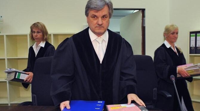 Der Vorsitzende Richter im Mordfall Brunner, Reinhold Baier, kommt zu Prozessbeginn in den Verhandlungssaal im Landgericht in