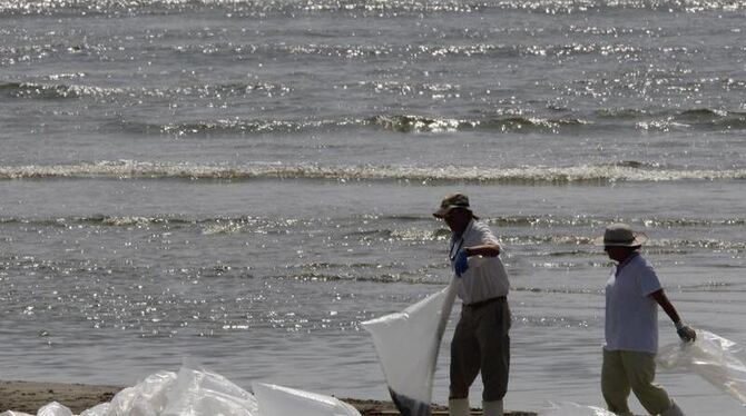 Ein aufziehendes Unwetter könnte die Säuberungsarbeiten an der US-Golfküste beeinträchtigen.