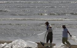 Ein aufziehendes Unwetter könnte die Säuberungsarbeiten an der US-Golfküste beeinträchtigen.