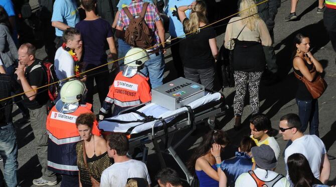 Tote nach Massenpanik bei Loveparade Tote nach Massenpanik bei Loveparade