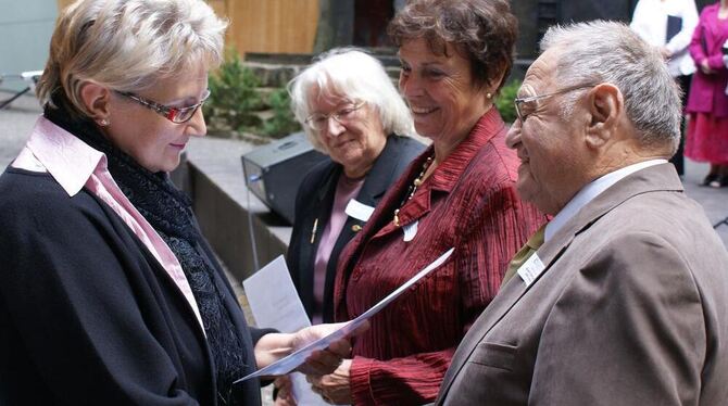 Verbandspräsidentin Irmgard Naumann ehrte Anneliese Hohnerlein, Annemarie Ott und Alwin Herrmann (von links) für 60 Jahre Mitgli
