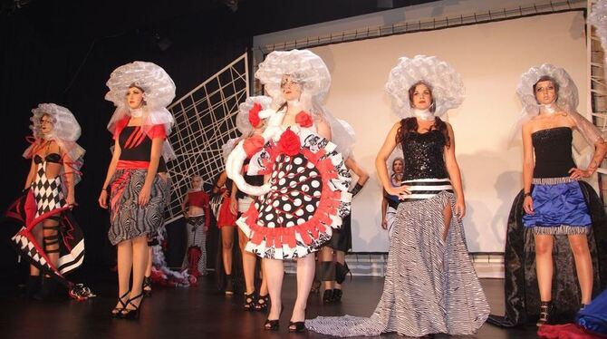 Kopfsache: Plastikflaschen als Kopfbedeckung. FOTOS: SANDER Kopfsache: Plastikflaschen als Kopfbedeckung. FOTOS: SANDER