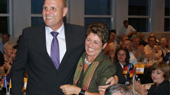 Karl-Wilhelm Röhm freut sich mit seiner Frau Uschi auf die neuerliche Kandidatur als CDU-Landtagsabgeordneter für den Wahlkreis Karl-Wilhelm Röhm freut sich mit seiner Frau Uschi auf die neuerliche Kandidatur als CDU-Landtagsabgeordneter für den Wahlkreis