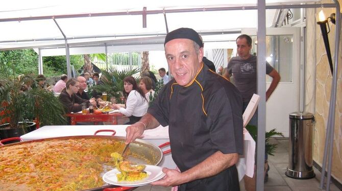 Miguel Montero Oliva verteilte die Paella persönlich an seine Gäste. FOTO: SCHEURER
