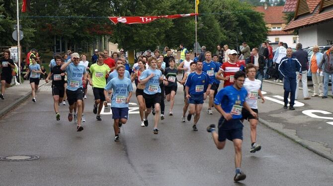Gut hundert Läufer mehr als im vergangenen Jahr machten sich am Samstag in Gammertingen an den Start. FOTO: BUTSCHER