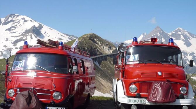 Fototermin der Feuerwehrfahrzeuge am Fuße der Edelweißspitze.  FOTO: PR