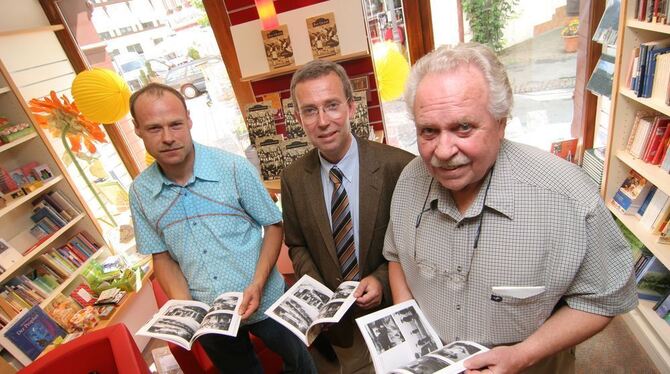 Lothar Holder (rechts), Thomas Braun und Uwe Hihn haben den zweiten Band der Reihe "Archivbilder" herausgegeben. "Bad Urach im W