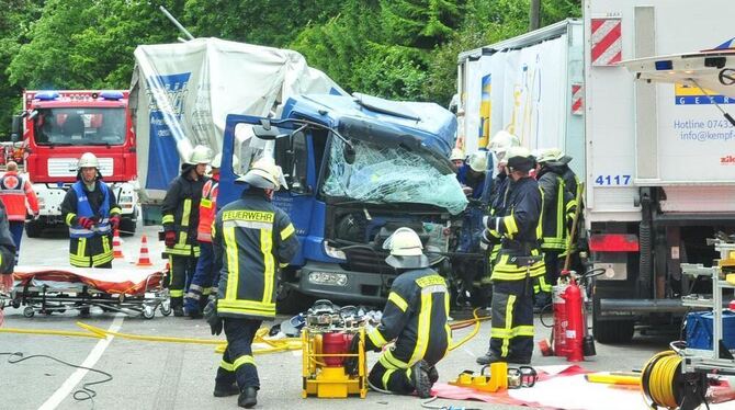 Rettungsdienste im Einsatz am Unfallort.