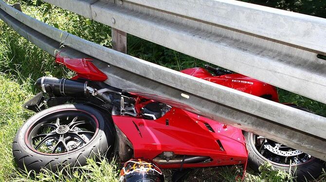 Nach der Kollision mit einer Leitplanke auf der Zwiefalter Steige verstarb der Motorradfahrer noch am Unfallort.