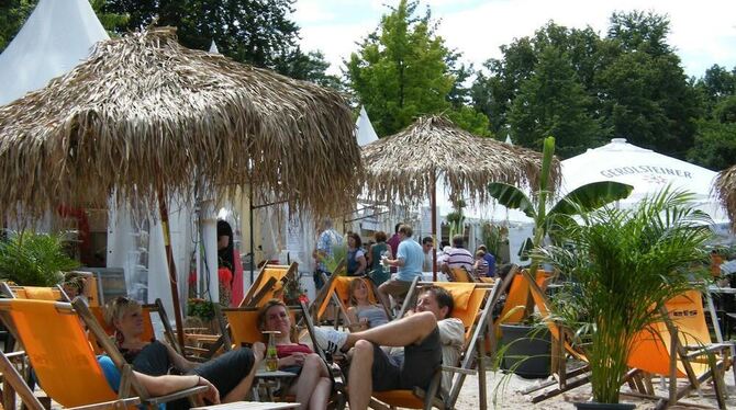Beliebte Chillout-Area: Die Strandbar mit Liegestühlen und Palmenschirmen.