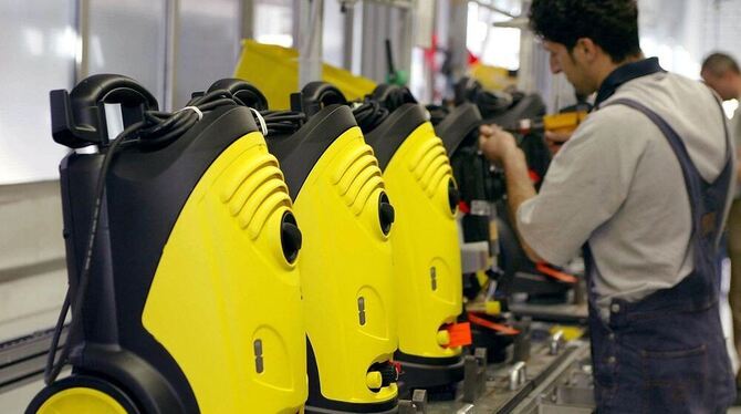 Ein Mitarbeiter der Alfred Kärcher GmbH & Co. im Werk in Winnenden.