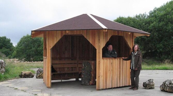 Lydia Nittel und Walter Krug präsentieren die beiden neuen Holzpavillons am Trailfinger Kapf (Foto) und Grimmelsberg, die Besuch
