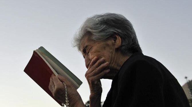 Hiroshima gedenkt der Opfer des Atombombenabwurfs vor 65 Jahren: Eine Überlebende trauert beim Gebet für die Opfer.