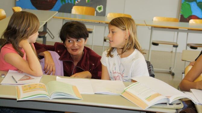 Kultusministerin Marion Schick im Gespräch mit Teilnehmerinnen der Münsinger Ferienschule.  FOTO: WEIDLING