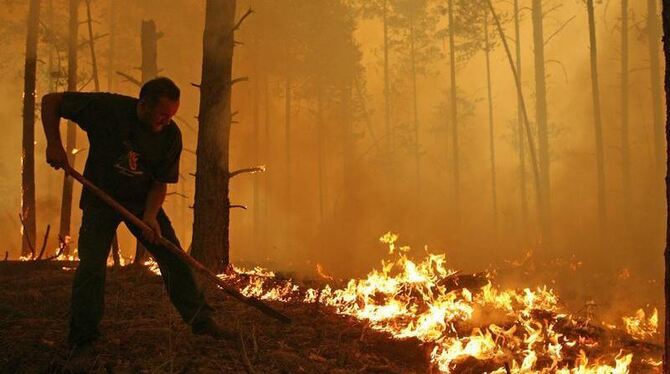 Freiwillige Helfer versuchen den Brand bei dem Dorf Golovanovo 270 km südöstlich von Moskau zu löschen.
