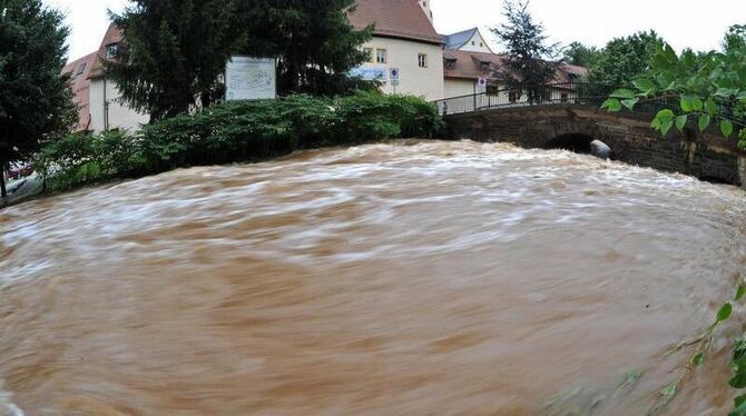Nach starken Regenfällen hat sich die Würschnitz vor dem Wasserschloss Klaffenbach in Chemnitz in einen reißenden Strom verwa