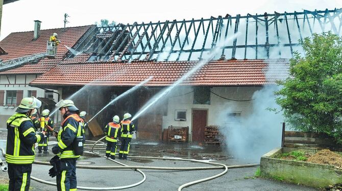 Großeinsatz mitten in Genkingen: Ein Blitz hatte im Dachstuhl des landwirtschaftlichen Gebäudes  Feuer ausgelöst.