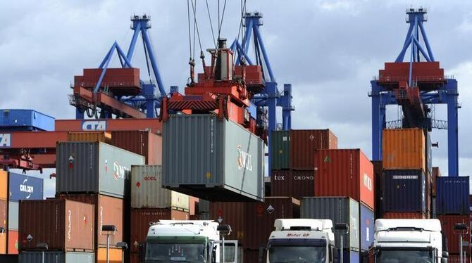 Lastkraftwagen am Container Terminal Altenwerder im Hamburger Hafen: Die deutsche Exportindustrie ist auf dem Weg zu ihrer al