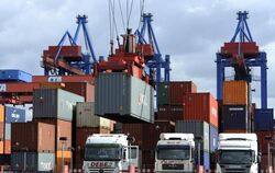 Lastkraftwagen am Container Terminal Altenwerder im Hamburger Hafen: Die deutsche Exportindustrie ist auf dem Weg zu ihrer al
