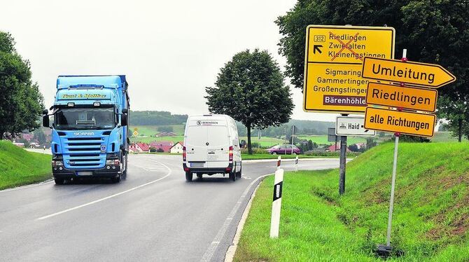 Wegen der Bauarbeiten auf der Bundesstraße 312 wird der Verkehr in Richtung Zwiefalten/Riedlingen großräumig umgeleitet. Wegen der Bauarbeiten auf der Bundesstraße 312 wird der Verkehr in Richtung Zwiefalten/Riedlingen großräumig umgeleitet.