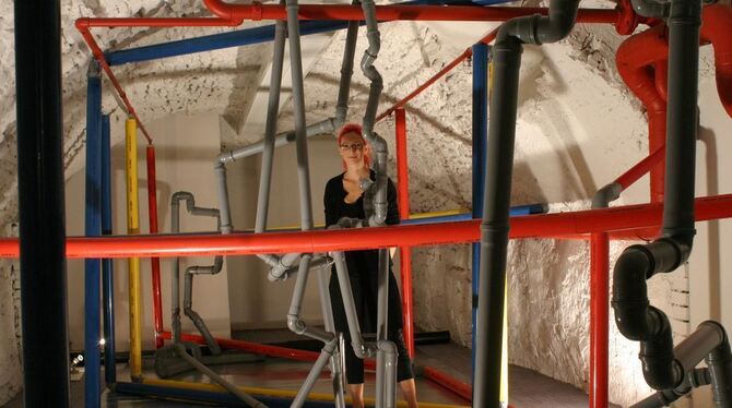 Jenny Winter-Stojanovic in ihrer Installation aus Rohren. GEA-FOTO: KNAUER